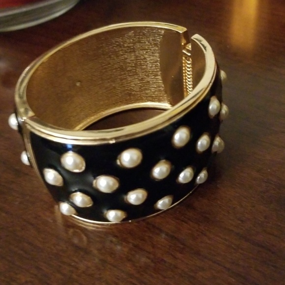 Black, gold, and pearl hinged bracelet - Picture 6 of 6